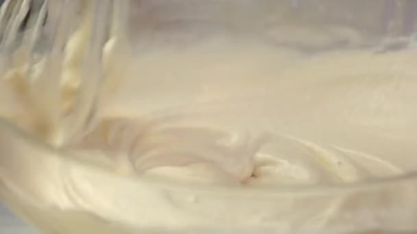 泡立て器ボウルにクリームを混合甘いホイップクリーム - 映像、動画