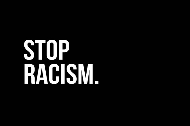 Alto al racismo. Texto blanco sobre fondo negro que representa la necesidad de detener el racismo - Foto, imagen