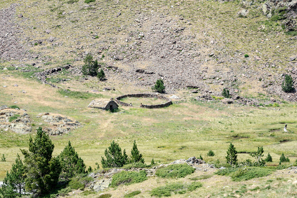 Casa de campo no Refúgio Coma Pedrosa a 2266 metros de altitude em Andorra Pirinéus no verão 2020
. - Foto, Imagem