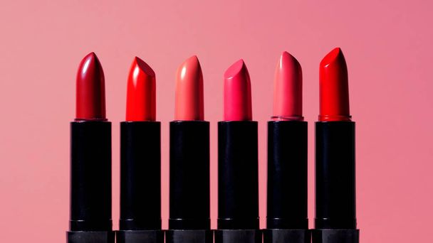 set of six lipsticks of different shades lined up exactly in a line, - 写真・画像