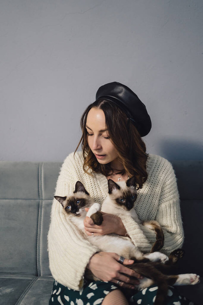 Retrato mujer con gatos siameses - Foto, imagen