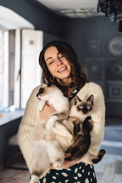 Retrato mujer con gatos siameses - Foto, Imagen