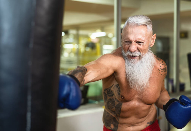 Senior man boxer training hard - Boxe maschile anziano in palestra club centro sportivo - Fitness salute e concetto di attività sportiva - Foto, immagini