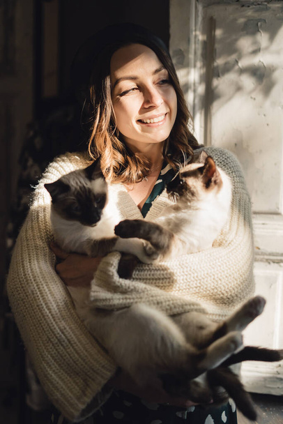 Retrato mujer con gatos siameses - Foto, Imagen