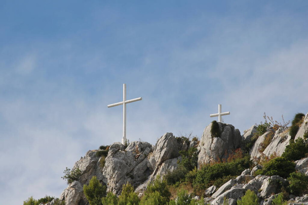 山頂の十字架 - 写真・画像