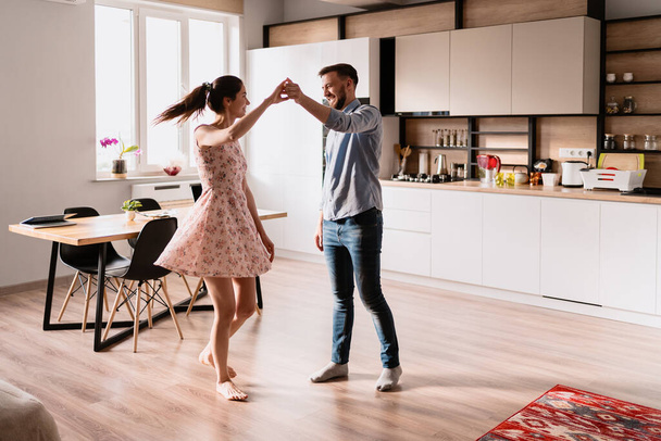 Mann und Frau tanzen in einem modernen Interieur - Foto, Bild