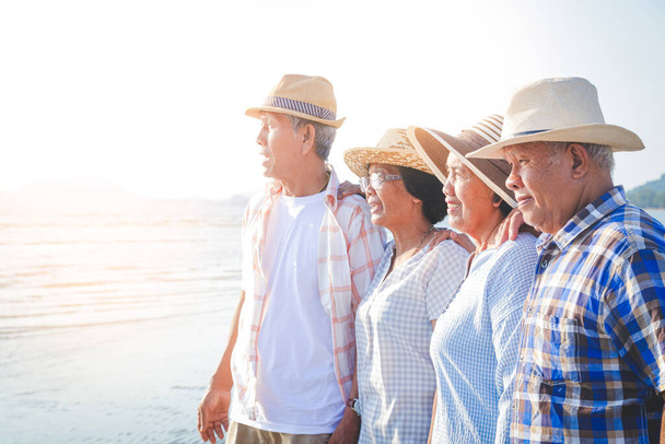 Азиатские пожилые люди живут счастливой жизнью после выхода на пенсию. Концепция пожилого общества. заботьтесь о своем здоровье - Фото, изображение