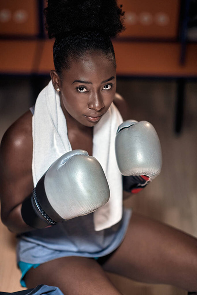 Una joven boxeadora en un vestuario llena de confianza en sí misma antes de la pelea - Foto, imagen