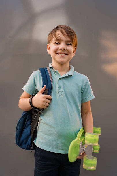 Un écolier tient un sou vert dans ses mains - Photo, image