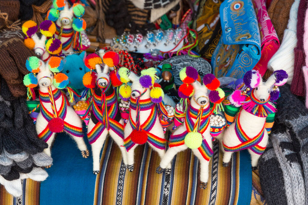 Χειροποίητα κλωστοϋφαντουργικά προϊόντα αλπακά στην Αρεκίπα, Περού - Φωτογραφία, εικόνα