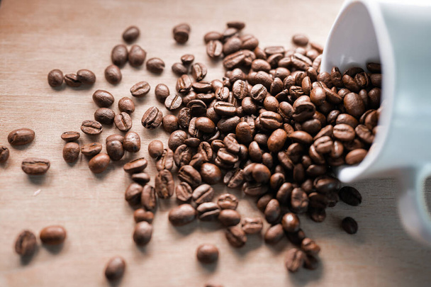 Kávová zrna vycházející z poháru - Fotografie, Obrázek