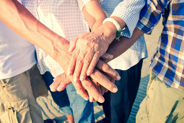 O conceito de um grupo de idosos trabalhando juntos para socializar Viver na aposentadoria
 - Foto, Imagem