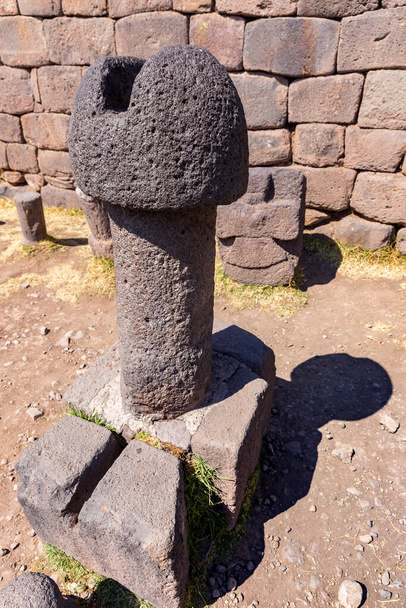 Inkové prehistorické zříceniny v Chucuito poblíž Puno, oblast jezera Titicaca. Tato fotografie představuje kámen falus v chrámu plodnosti (templo de la fertilidad) - Fotografie, Obrázek