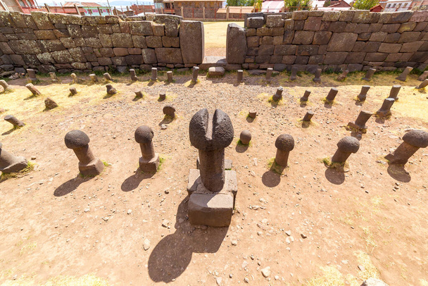 Ruínas pré-históricas incas em Chucuito perto de Puno, na área do lago Titicaca. Esta foto presente pedra falo no templo da fertilidade (templo de la fertilidad
) - Foto, Imagem