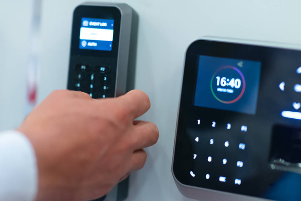Sken otisků prstů poskytuje bezpečnostní přístup s biometrickou identifikací. Business Technology Safety Internet Concept. - Fotografie, Obrázek