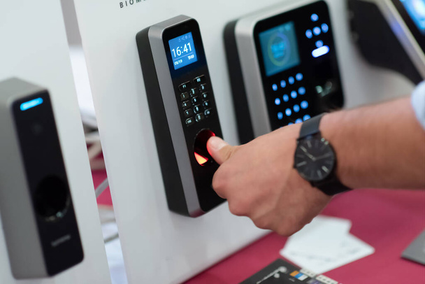 Sken otisků prstů poskytuje bezpečnostní přístup s biometrickou identifikací. Business Technology Safety Internet Concept. - Fotografie, Obrázek