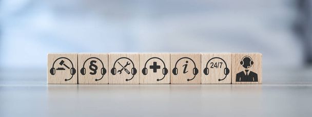 Concept van klantenondersteuning met iconen op houten blokjes - Foto, afbeelding