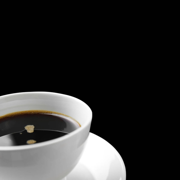 lähikuva tumma tai musta ja kuuma kahvi valkoinen kuppi kofeiinia ja aamulla juoda kahvilassa mustalla pohjalla kopioida eristetty mukana leikkausreitti - Valokuva, kuva