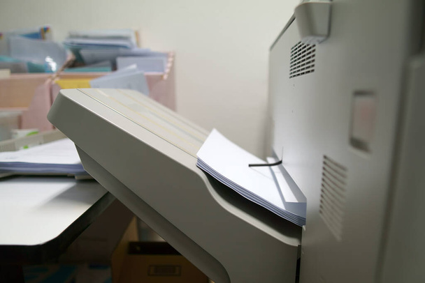 fotocopiatrice o macchina da stampa con copia o xerox e inceppamento di carta bianca o guasto sul vassoio nell'ufficio di lavoro e molto lavoro per il rapporto di stampa e il documento aziendale - Foto, immagini