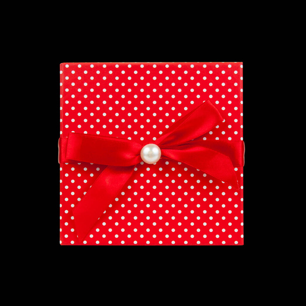červená dárková krabička kryt s stuhou k narozeninám překvapení nebo gratulace festival na vrcholu zobrazení a černé pozadí izolované zahrnuty výstřižek cesta - Fotografie, Obrázek