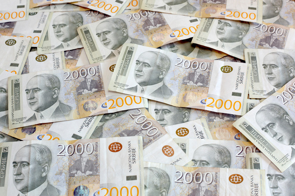 szerb valuta - bankjegyek 2000 dinár egy halom - Fotó, kép