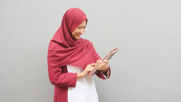 Femme musulmane asiatique avec cahier. Profession d'enseignant - Photo, image