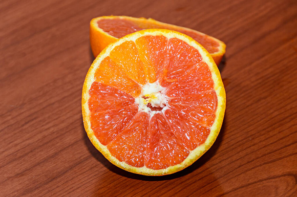 Fruta jucy meia laranja, close up, fundo de madeira
. - Foto, Imagem