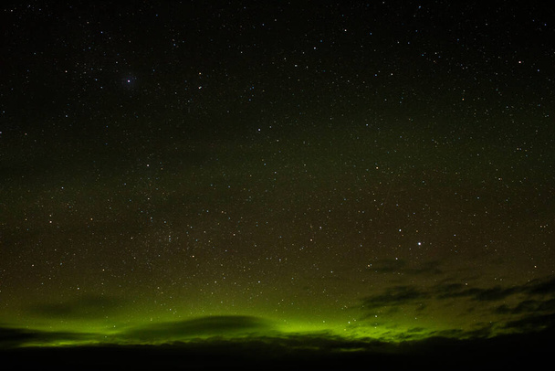 Beau ciel avec des aurores boréales près des montagnes en Islande - Photo, image