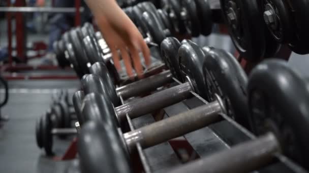 Πλάνα με αλτήρες σε γυμναστήριο φυσικής κατάστασης - Πλάνα, βίντεο