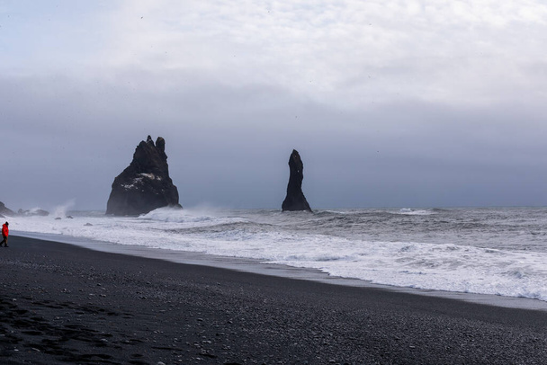Reynisfjaran musta ranta ja talvesta nousevat kalliot Atlantin valtameri - Valokuva, kuva