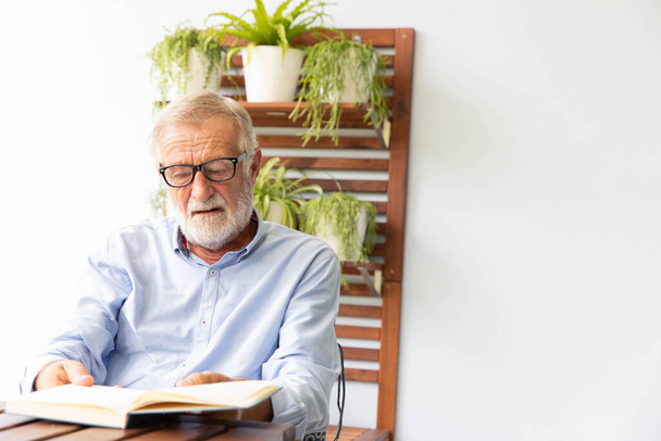 Senior retiro hombre feliz lectura libro en casa - Foto, Imagen