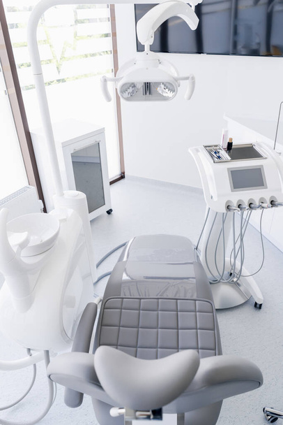 Стоматологическое кресло и другие аксессуары во время современной стоматологической практики - Фото, изображение