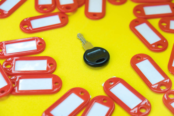 em torno da chave há tags para chaves, em torno dos chaveiros vazios para a identificação de chaves
 - Foto, Imagem
