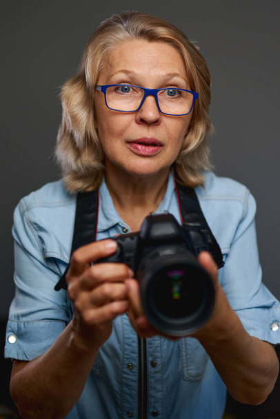 Mujer fotógrafa está tomando imágenes con la cámara dslr - Foto, Imagen