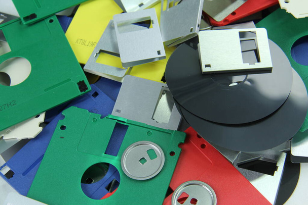 Viejos disquetes destruidos para reciclaje y seguridad que han sido considerados obsoletos. - Foto, Imagen