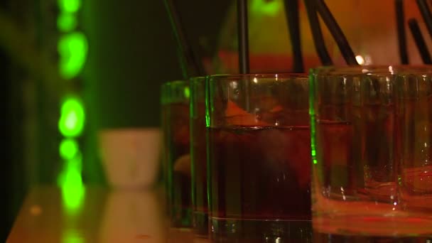 Der Barkeeper gießt verschiedene alkoholische Cocktails in die Gläser. Blaue Lagune, Glühwein - Filmmaterial, Video