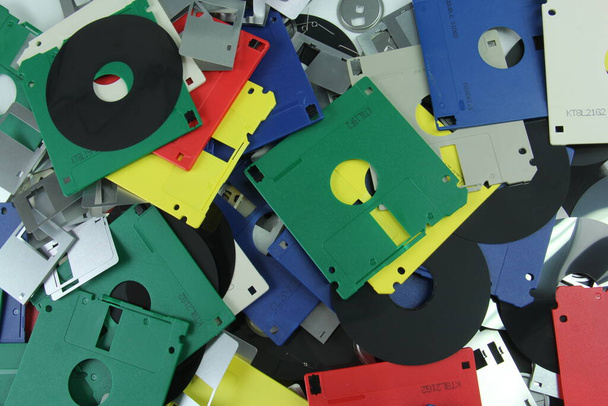 Alte Disketten für Recycling und Sicherheit zerstört - Foto, Bild