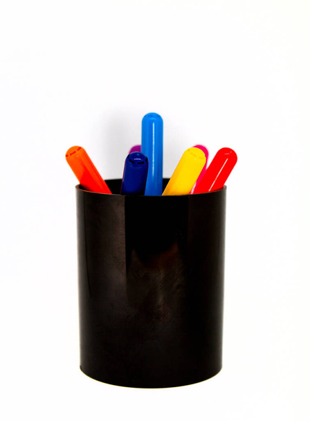 Crayons de couleur dans un verre isolé sur fond blanc - Photo, image