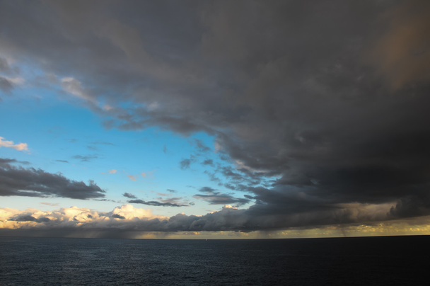 viharos sötét felhők - Fotó, kép