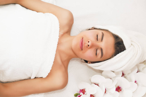 portrait of young beautiful woman in spa environment - Foto, Imagen