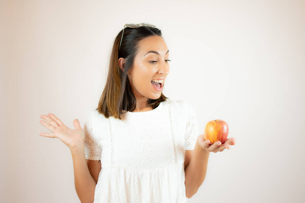 Schöne junge Frau nimmt einen Apfel auf - Foto, Bild