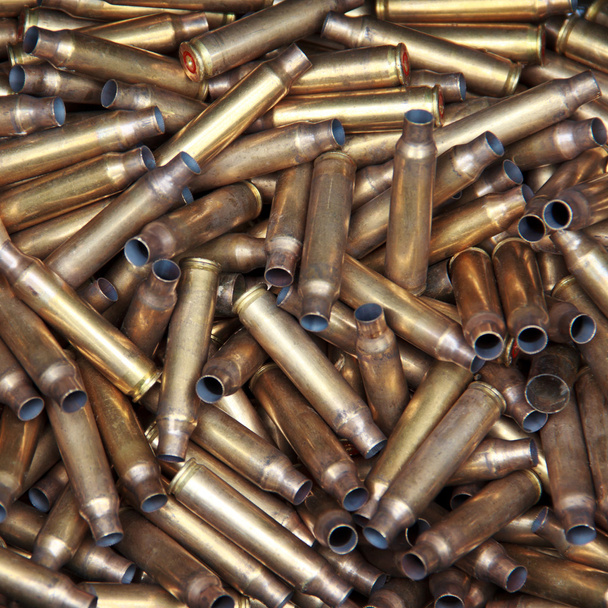 Pile de cartouches de pistolet et de fusil usagées
 - Photo, image