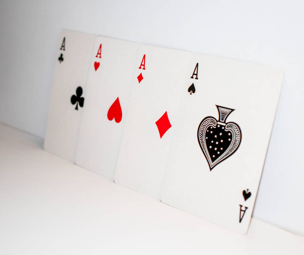 Jugando cartas. Combinación de cuatro ases - Foto, Imagen