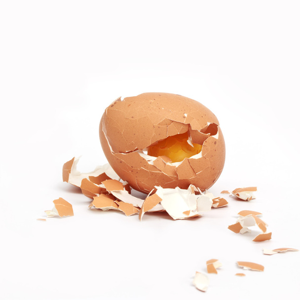 Свіжий твердий варений яєчний жовток з шкаралупою поруч
 - Фото, зображення