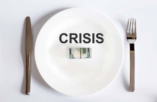 Ekonomická krize amerického dolaru koncept měny fotografie s výchozím znakem na bílém talíři - Fotografie, Obrázek