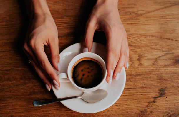 παγωμένος καφές, γυναικεία χέρια κρατώντας ένα φλιτζάνι καφέ - Φωτογραφία, εικόνα