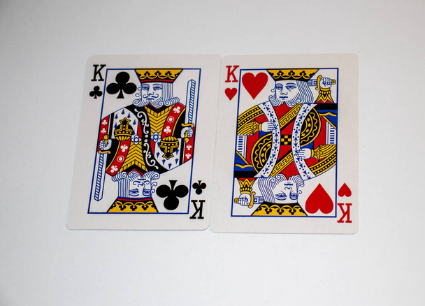 Pelaan korttia. Kuninkaiden pari. Sydämet ja klubit - Valokuva, kuva