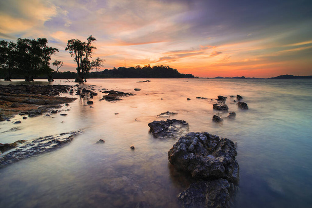Naplemente Tanjung Pinggir strand Batam Island, sziklák mentén a tengerparton - Fotó, kép