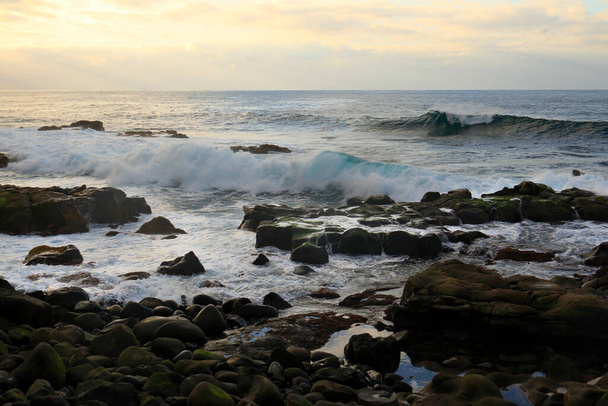 Des vagues s'écrasent contre les rochers. Bajamar à Tenerife, île des Canaries, Espagne. - Photo, image
