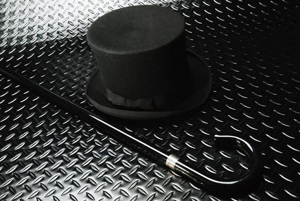 Jedwabny kapelusz i patyk, widok pod wysokim kątem  - Zdjęcie, obraz